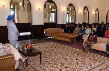 राजभवन में तैनात समस्त कार्मिकों एवं उनके परिजनों को संबोधित करते हुए राज्यपाल लेफ्टिनेंट जनरल गुरमीत सिंह (से नि)।