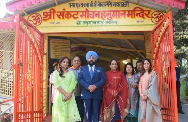 Governor Lt. Gen. Gurmit Singh (retd) paying obeisance to Shri Hanuman with his family at the Hanuman Garhi Temple in Nainital.