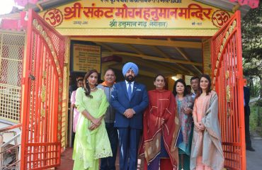 Governor Lt. Gen. Gurmeet Singh (retd) paying obeisance to Shri Hanuman with his family at the Hanuman Garhi Temple in Nainital.