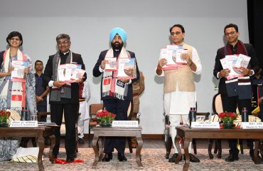 लाल बहादुर शास्त्री राष्ट्रीय प्रशासन अकादमी, मसूरी में आयोजित कार्यक्रम में पुस्तक विमोचन करते हुए राज्यपाल।