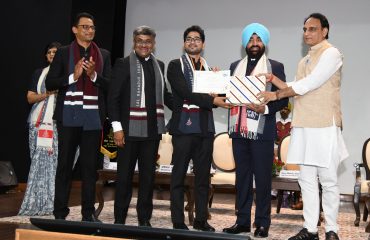 लाल बहादुर शास्त्री राष्ट्रीय प्रशासन अकादमी, मसूरी में आयोजित कार्यक्रम में सर्वश्रेष्ठ प्रशिक्षित प्रतिभागियों को सम्मानित करते हुए राज्यपाल।