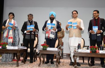 लाल बहादुर शास्त्री राष्ट्रीय प्रशासन अकादमी, मसूरी में आयोजित कार्यक्रम में पुस्तक विमोचन करते हुए राज्यपाल।