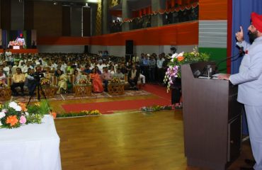 यूपीईएस विश्वविद्यालय में आयोजित कार्यक्रम को संबोधित करते हुए राज्यपाल लेफ्टिनेंट जनरल गुरमीत सिंह (से नि)।