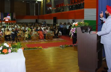 यूपीईएस विश्वविद्यालय में आयोजित कार्यक्रम को संबोधित करते हुए राज्यपाल लेफ्टिनेंट जनरल गुरमीत सिंह (से नि)।