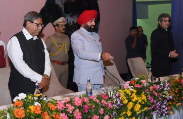 यूपीईएस विश्वविद्यालय में अतुल्य भारत को प्रदर्शित करता ’इंडिया लीड्स द वर्ल्ड’ संगीत वीडियो का विमोचन करते हुए राज्यपाल लेफ्टिनेंट जनरल गुरमीत सिंह (से नि)।