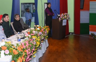यूपीईएस विश्वविद्यालय में अतुल्य भारत को प्रदर्शित करता ’इंडिया लीड्स द वर्ल्ड’ संगीत वीडियो को देखते हुए राज्यपाल लेफ्टिनेंट जनरल गुरमीत सिंह (से नि)।