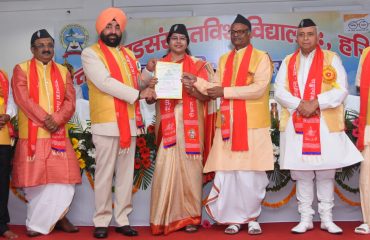 उत्तराखण्ड संस्कृत विश्वविद्यालय के 10वें दीक्षांत समारोह में छात्र-छात्राओं को सम्मानित करते हुए राज्यपाल लेफ्टिनेंट जनरल गुरमीत सिंह (से नि)।