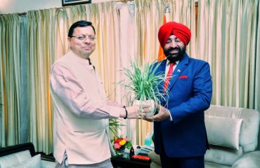 राज्यपाल से शिष्टाचार भेंट करते हुए मुख्यमंत्री श्री पुष्कर सिंह धामी।