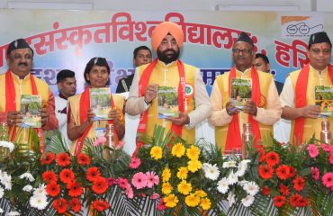 विश्वविद्यालय की नई शोध पत्रिका ‘देवभूमि जर्नल ऑफ मल्टीडिसीप्लिनरी रिसर्च’ का विमोचन करते हुए राज्यपाल लेफ्टिनेंट जनरल गुरमीत सिंह (से नि)।
