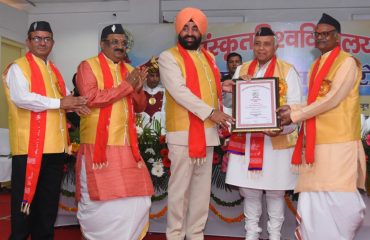 Governor Lt Gen Gurmeet Singh (retd) felicitating the students at the 10th convocation ceremony of Uttarakhand Sanskrit University.