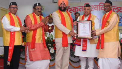 Governor Lt Gen Gurmeet Singh (retd) felicitating the students at the 10th convocation ceremony of Uttarakhand Sanskrit University.
