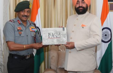 राज्यपाल लेफ्टिनेंट जनरल गुरमीत सिंह (से नि) से शिष्टाचार भेंट करते हुए असम राइफल्स के महानिदेशक, लेफ्टिनेंट जनरल प्रदीप चंद्रन नायर।