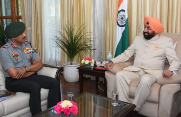 राज्यपाल लेफ्टिनेंट जनरल गुरमीत सिंह (से नि) से शिष्टाचार भेंट करते हुए असम राइफल्स के महानिदेशक, लेफ्टिनेंट जनरल प्रदीप चंद्रन नायर।