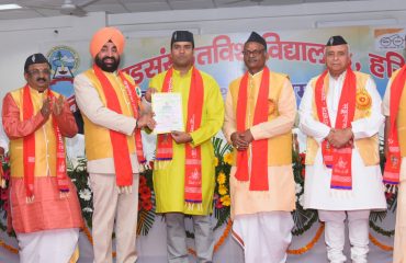 उत्तराखण्ड संस्कृत विश्वविद्यालय के 10वें दीक्षांत समारोह में छात्र-छात्राओं को सम्मानित करते हुए राज्यपाल लेफ्टिनेंट जनरल गुरमीत सिंह (से नि)।