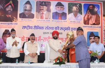 गौरव सैनानियों को उनके योगदान के लिए सम्मानित करते हुए राज्यपाल लेफ्टिनेंट जनरल गुरमीत सिंह (से नि)।