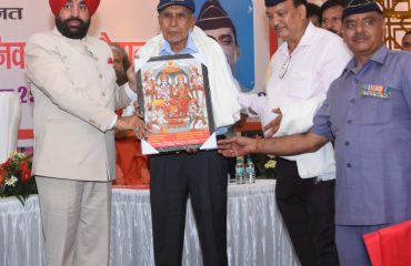 गौरव सैनानियों को उनके योगदान के लिए सम्मानित करते हुए राज्यपाल लेफ्टिनेंट जनरल गुरमीत सिंह (से नि)।