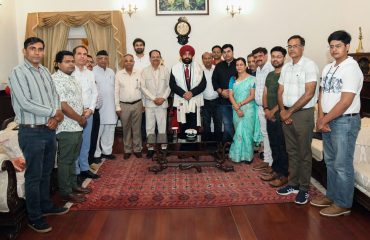 राजभवन में ‘‘हमारा परिवार’’ संस्था के पदाधिकारियों से शिष्टाचार भेंट करते हुए राज्यपाल।