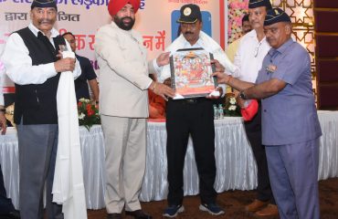 गौरव सैनानियों को उनके योगदान के लिए सम्मानित करते हुए राज्यपाल लेफ्टिनेंट जनरल गुरमीत सिंह (से नि)।