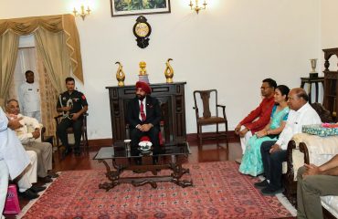 राजभवन में ‘‘हमारा परिवार’’ संस्था के पदाधिकारियों से शिष्टाचार भेंट करते हुए राज्यपाल।