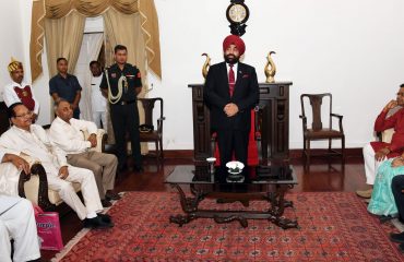 राजभवन में ‘‘हमारा परिवार’’ संस्था के पदाधिकारियों से शिष्टाचार भेंट करते हुए राज्यपाल।