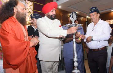 राष्ट्रीय सैनिक संस्था, रूड़की इकाई द्वारा आयोजित कार्यक्रम का दीप प्रज्वलित कर शुभारम्भ करते हुए राज्यपाल लेफ्टिनेंट जनरल गुरमीत सिंह (से नि)।
