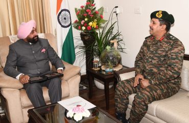राज्यपाल से शिष्टाचार भेंट करते हुए एडीजी रिक्रुटमेंट जेडआरओ उत्तरप्रदेश/उत्तराखण्ड मेजर जनरल मनोज तिवारी।