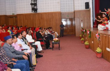 राजभवन में पश्चिम बंगाल राज्य का स्थापना दिवस के अवसर पर सांस्कृतिक कार्यक्रम एवं नृत्य देखते हुए राज्यपाल लेफ्टिनेंट जनरल गुरमीत सिंह (से नि)।