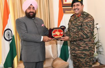 राज्यपाल से शिष्टाचार भेंट करते हुए एडीजी रिक्रुटमेंट जेडआरओ उत्तरप्रदेश/उत्तराखण्ड मेजर जनरल मनोज तिवारी।
