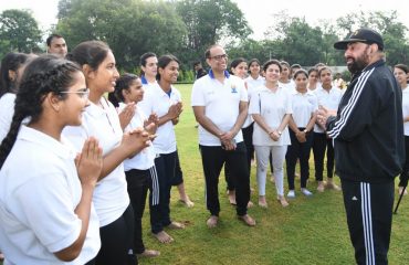 Governor addresses the girl students of Patanjali Yogpeeth and Shantikunj.