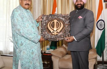 राज्यपाल से शिष्टाचार भेंट करते हुए कैबिनेट मंत्री श्री सतपाल महाराज।