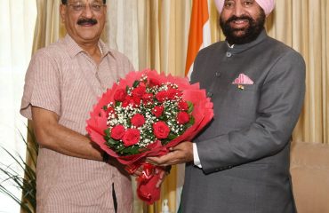 राज्यपाल लेफ्टिनेंट जनरल गुरमीत सिंह (से नि) से शिष्टाचार भेंट करते हुए कैबिनेट मंत्री सुबोध उनियाल।