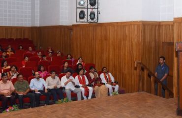 राजभवन में पश्चिम बंगाल राज्य का स्थापना दिवस के अवसर पर सांस्कृतिक कार्यक्रम को संबोधित करते हुए राज्यपाल लेफ्टिनेंट जनरल गुरमीत सिंह (से नि)।