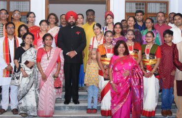 राजभवन में पश्चिम बंगाल राज्य का स्थापना दिवस के अवसर पर बंगाल के लोगों के साथ राज्यपाल लेफ्टिनेंट जनरल गुरमीत सिंह (से नि)।