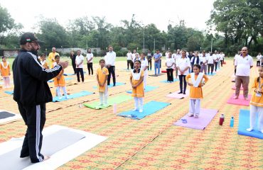 Governor Lt. Gen. Gurmit Singh (Retd) addresses the girl students of Patanjali Yogpeeth and Shantikunj.