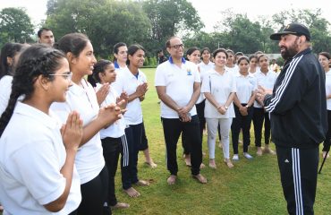 पतंजलि योगपीठ व शांतिकुंज की छात्राओं को संबोधित करते हुए राज्यपाल।