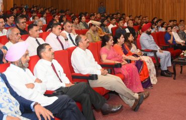 राजभवन ऑडिटोरियम में ‘‘साइबर एनकाउंटर्स’’ पुस्तक-परिचर्चा कार्यक्रम में प्रतिभाग करते हुए राज्यपाल लेफ्टिनेंट जनरल गुरमीत सिंह (से नि)।