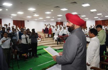 राजकीय दून मेडिकल कॉलेज में आयोजित राज्य स्तरीय कार्यशाला में छात्र-छात्राओं को नशा-मुक्ति की शपथ दिलाते हुए राज्यपाल लेफ्टिनेंट जनरल गुरमीत सिंह (से नि)।