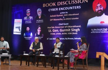 ‘‘साइबर एनकाउंटर्स’’ पुस्तक के संबंध में चर्चा करते हुए पुस्तक के लेखक डीजीपी अशोक कुमार, सहलेखक ओ. पी. मनोचा साथ में अभिनव पाण्डे और पूजा मारवाह।