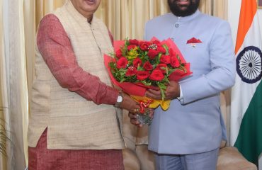 राज्यपाल लेफ्टिनेंट जनरल गुरमीत सिंह (से नि) से शिष्टाचार भेंट करते हुए कैबिनेट मंत्री श्री गणेश जोशी।