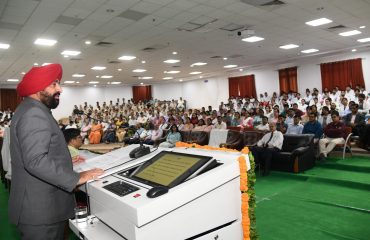 राजकीय दून मेडिकल कॉलेज में आयोजित राज्य स्तरीय कार्यशाला को संबोधित करते हुए राज्यपाल लेफ्टिनेंट जनरल गुरमीत सिंह (से नि)।