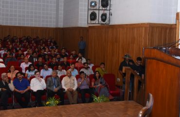 ‘‘साइबर एनकाउंटर्स’’ पुस्तक-परिचर्चा कार्यक्रम को संबोधित करते हुए राज्यपाल लेफ्टिनेंट जनरल गुरमीत सिंह (से नि)।