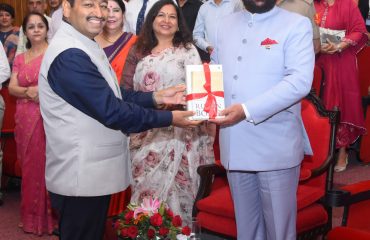 राज्यपाल लेफ्टिनेंट जनरल गुरमीत सिंह (से नि) को पुस्तक भेंट करते हुए डीजीपी अशोक कुमार।