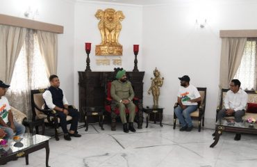 Governor Lt. Gen. Gurmit Singh (Retd) talking to the team of “Har Shikhar Tiranga” campaign.