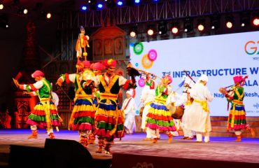 नरेंद्रनगर में जी-20 बैठक के अवसर पर कलाकारों द्वारा प्रस्तुत नृत्य को देखते हुए राज्यपाल लेफ्टिनेंट जनरल गुरमीत सिंह (से नि)।