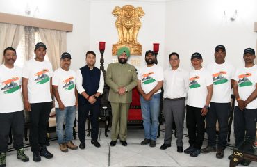 ‘‘हर शिखर तिरंगा’’ अभियान की टीम के साथ राज्यपाल लेफ्टिनेंट जनरल गुरमीत सिंह (से नि)।