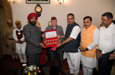 राज्यपाल लेफ्टिनेंट जनरल गुरमीत सिंह (से नि) के साथ कृषि एवं कृषक कल्याण मंत्री श्री गणेश जोशी एवं अन्य।