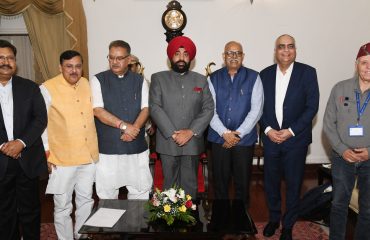 राज्यपाल लेफ्टिनेंट जनरल गुरमीत सिंह (से नि) के साथ कृषि एवं कृषक कल्याण मंत्री श्री गणेश जोशी एवं अन्य।