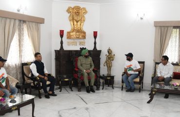 ‘‘हर शिखर तिरंगा’’ अभियान की टीम से वार्ता करते हुए राज्यपाल लेफ्टिनेंट जनरल गुरमीत सिंह (से नि)।