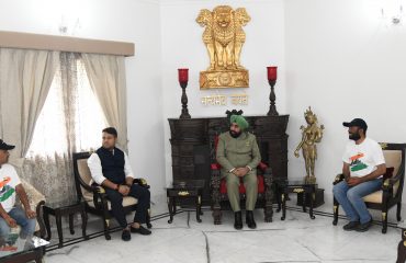 ‘‘हर शिखर तिरंगा’’ अभियान की टीम से वार्ता करते हुए राज्यपाल लेफ्टिनेंट जनरल गुरमीत सिंह (से नि)।