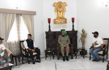 ‘‘हर शिखर तिरंगा’’ अभियान की टीम से वार्ता करते हुए राज्यपाल लेफ्टिनेंट जनरल गुरमीत सिंह (से नि)।